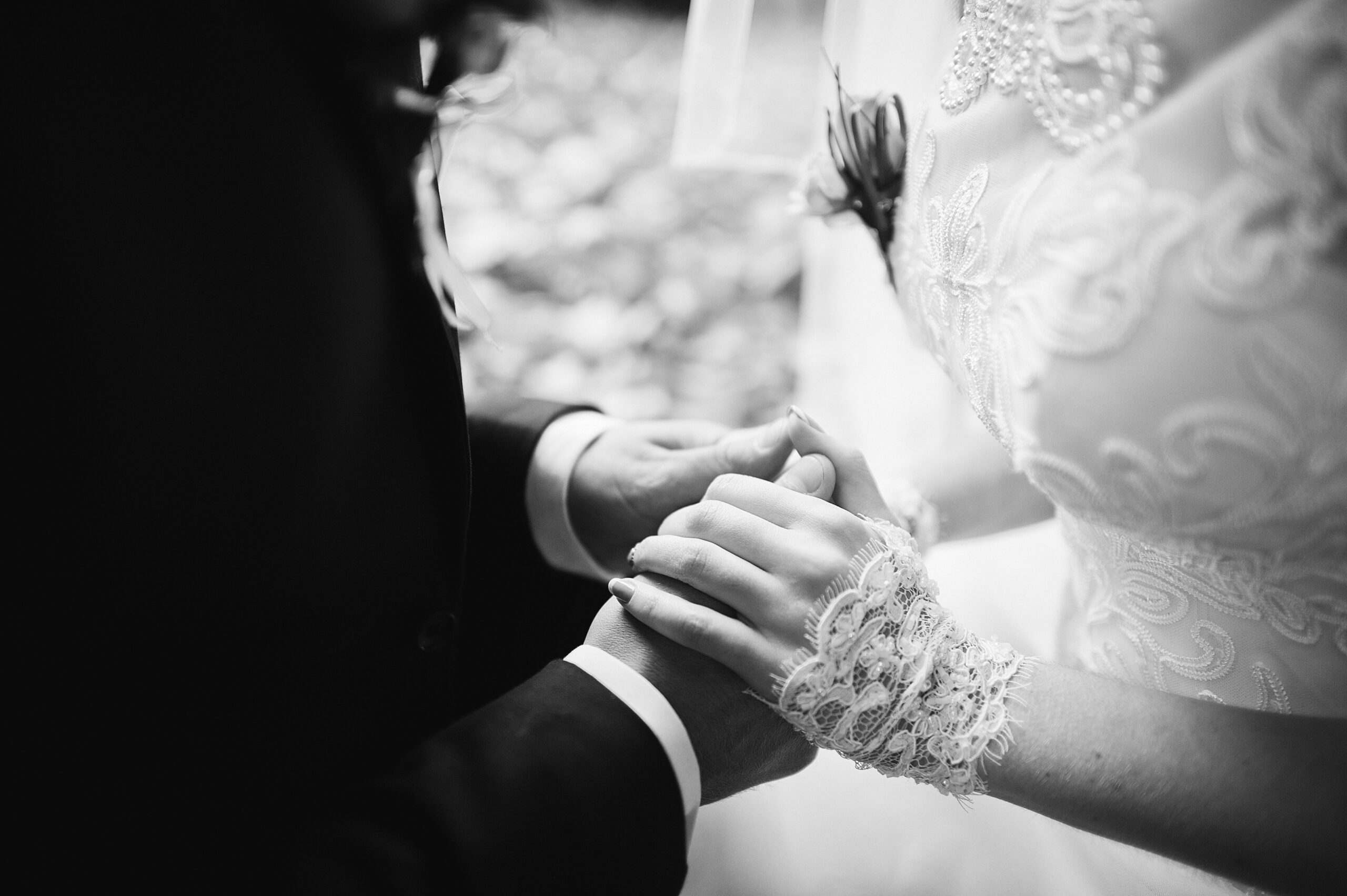 hand in hand of wedding couple